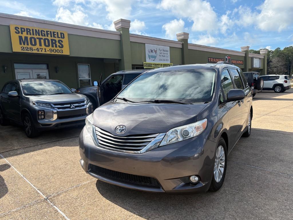 2015 Toyota Sienna XLE's photo